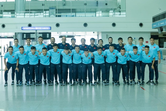 The Vietnam futsal team has traveled to Thailand to train for the 31st SEA Games - Photo 1.