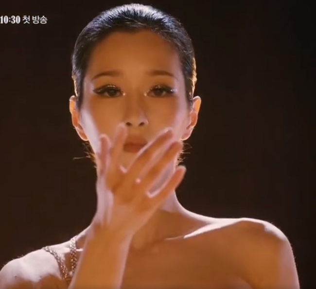Điên nữ Seo Ye Ji và biểu cảm lạnh băng trông cực đáng sợ trong phim mới: Nhưng so với Kim Tae Hee của Yong Pal thì sao? - Ảnh 1.