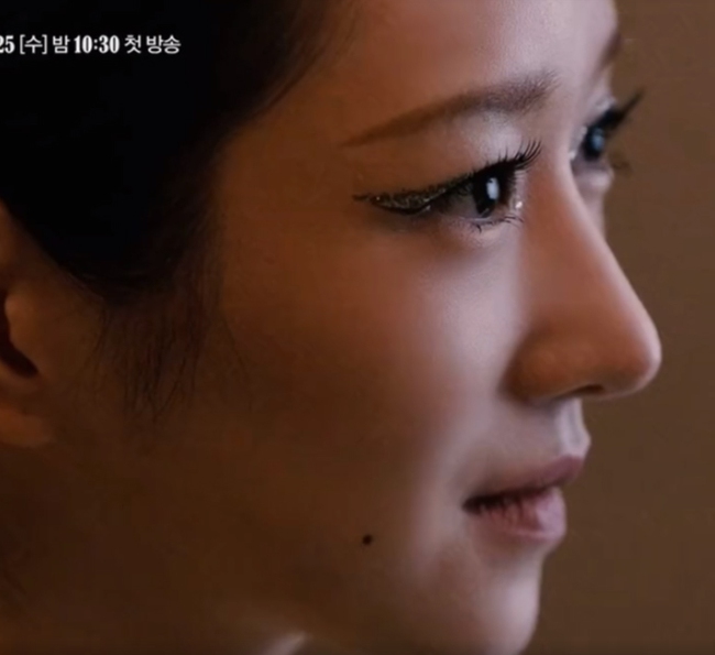 Điên nữ Seo Ye Ji và biểu cảm lạnh băng trông cực đáng sợ trong phim mới: Nhưng so với Kim Tae Hee của Yong Pal thì sao? - Ảnh 2.