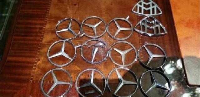 The child broke more than 14 luxury car logos, with a total value of more than 700 million VND: The parents' handling made the victim respect - Photo 1.