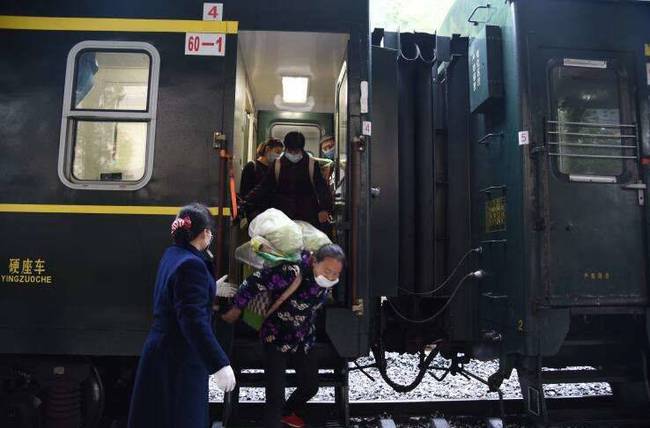 China's unique 0-dong train: There are only 3 cars, but the dedicated compartment is extremely special, attracting many people - Photo 2.