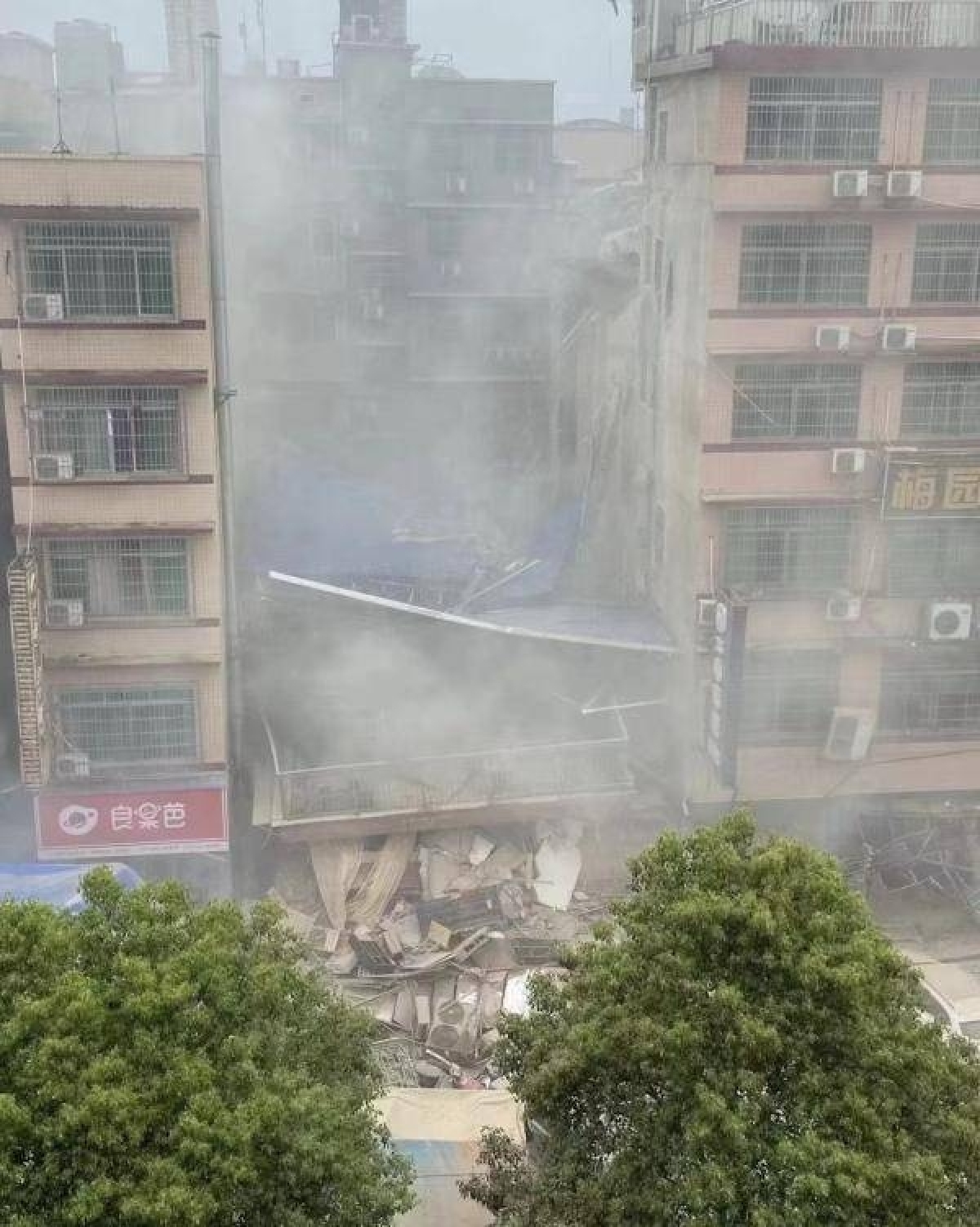 Gần 60 người mắc kẹt và mất tích trong vụ sập nhà ở Trung Quốc - Ảnh 1.