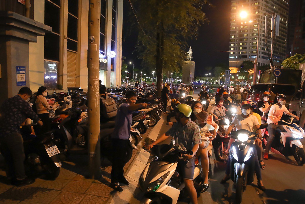 Không khí tối 30/4: Người dân háo hức xem bắn pháo hoa tại TP.HCM, nhiều điểm du lịch đông nghịt - Ảnh 6.