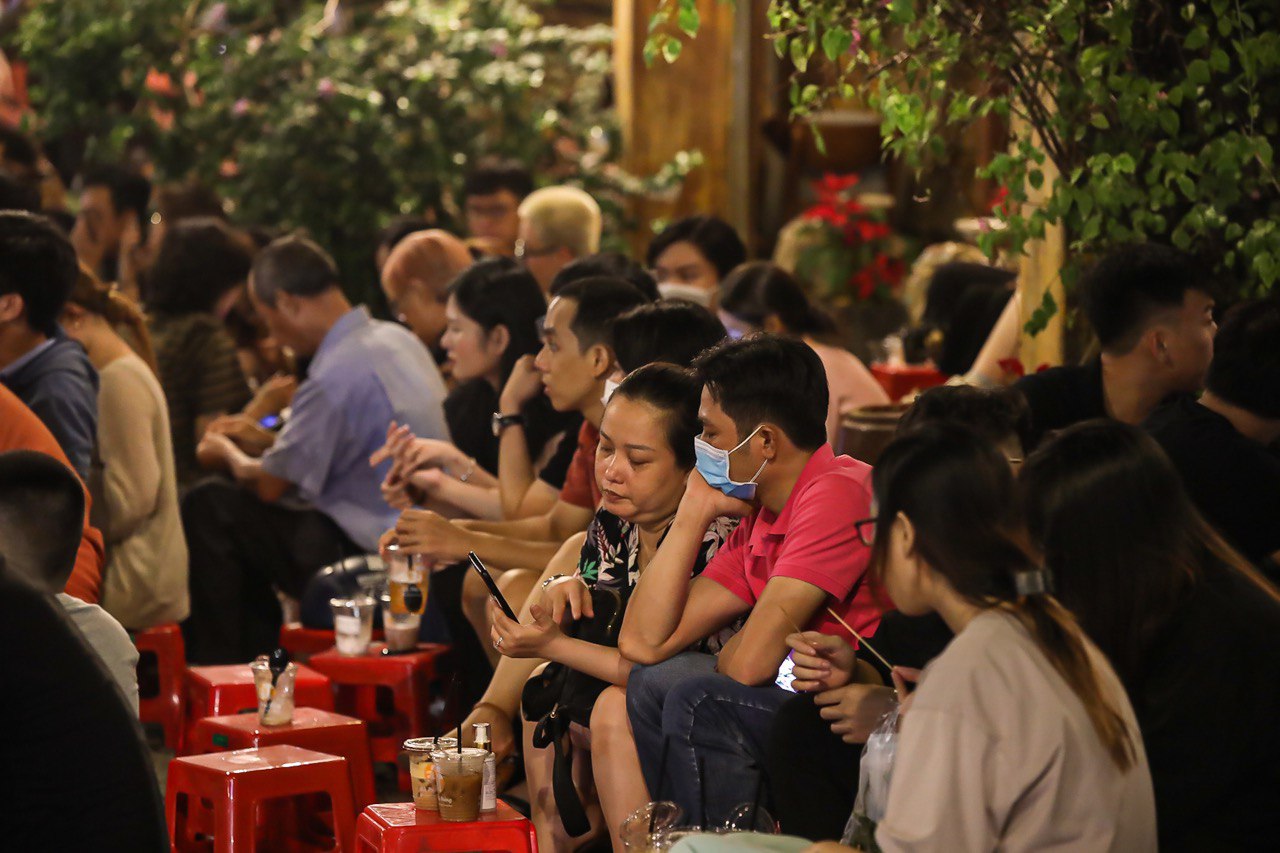 Không khí tối 30/4: Người dân háo hức xem bắn pháo hoa tại TP.HCM, nhiều điểm du lịch đông nghịt - Ảnh 3.