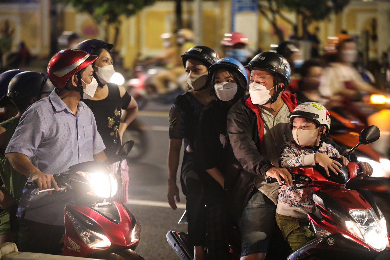 Không khí tối 30/4: Người dân háo hức xem bắn pháo hoa tại TP.HCM, nhiều điểm du lịch đông nghịt - Ảnh 2.