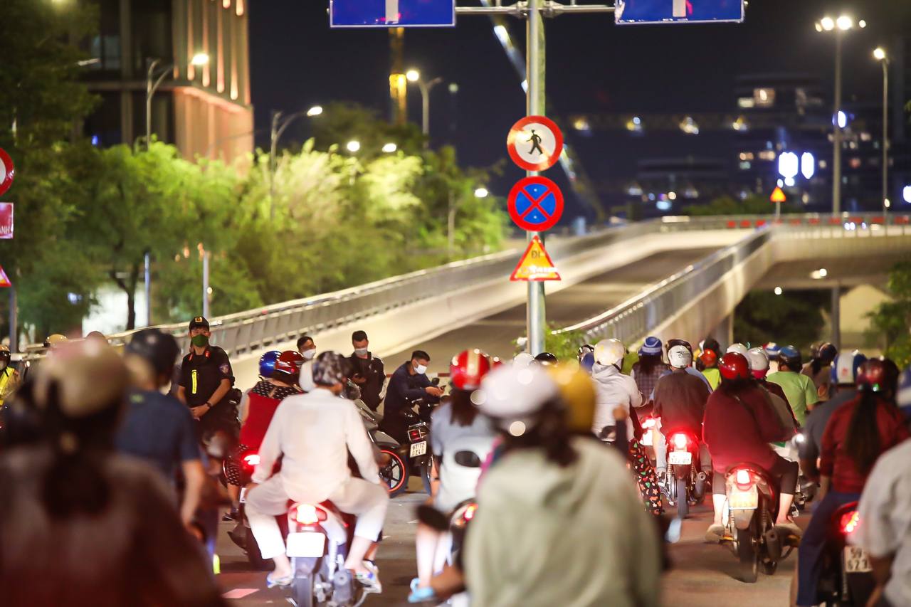 Không khí tối 30/4: Người dân háo hức xem bắn pháo hoa tại TP.HCM, nhiều điểm du lịch đông nghịt - Ảnh 10.