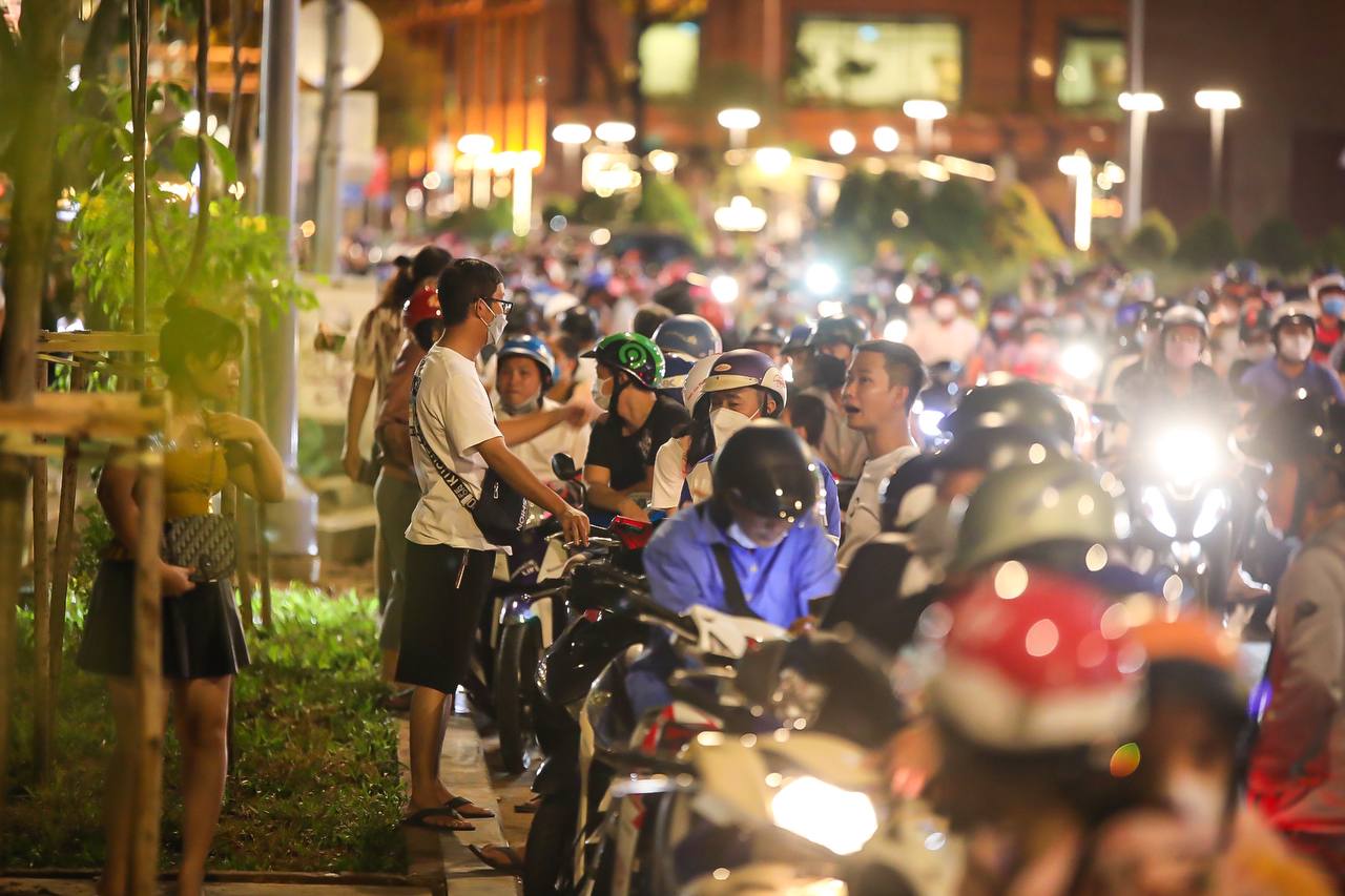 Không khí tối 30/4: Người dân háo hức xem bắn pháo hoa tại TP.HCM, nhiều điểm du lịch đông nghịt - Ảnh 9.