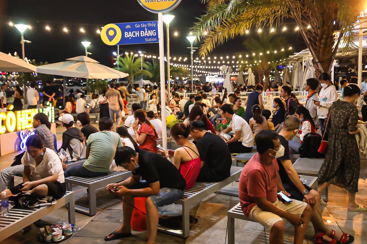 Không khí tối 30/4: Người dân háo hức xem bắn pháo hoa tại TP.HCM, nhiều điểm du lịch đông nghịt - Ảnh 11.
