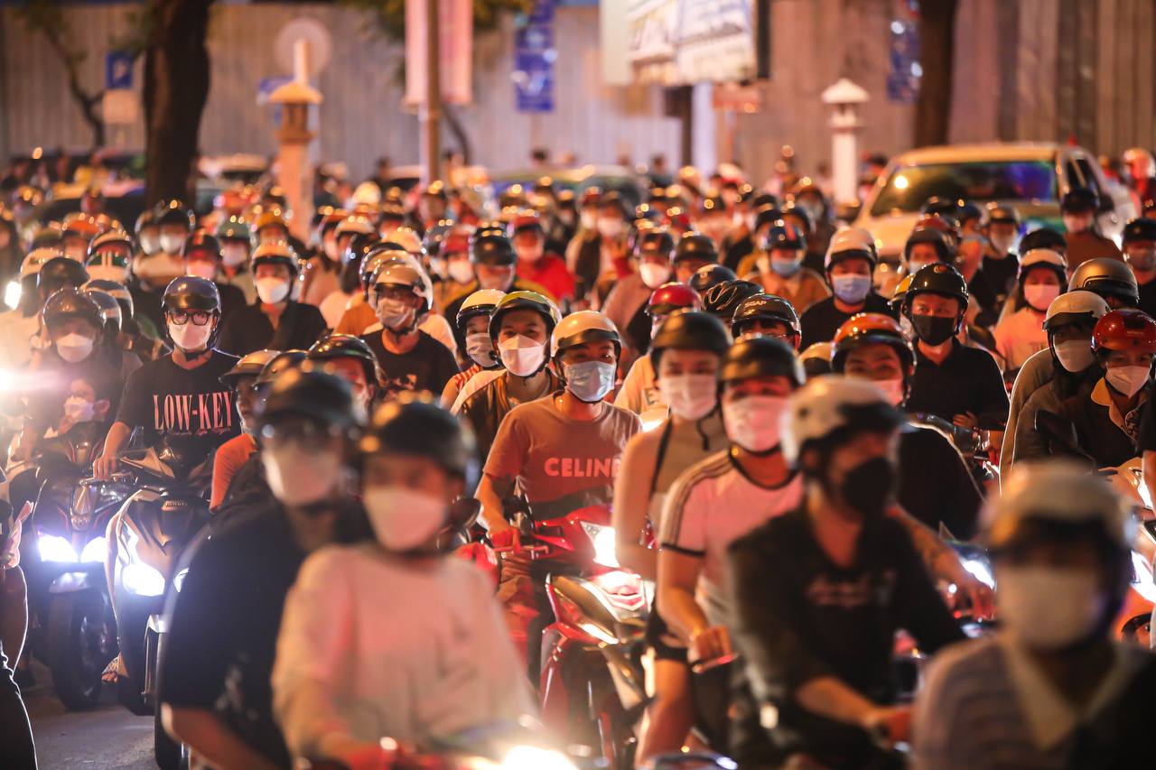 Không khí tối 30/4: Người dân háo hức xem bắn pháo hoa tại TP.HCM, nhiều điểm du lịch đông nghịt - Ảnh 5.