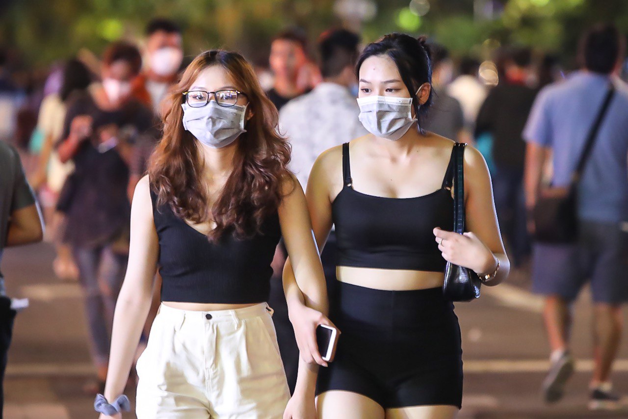 Không khí tối 30/4: Tất cả các điểm du lịch chỉ thấy dòng người ken đặc - Ảnh 1.