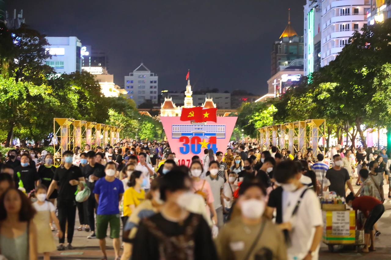 Không khí tối 30/4: Tất cả các điểm du lịch chỉ thấy dòng người ken đặc - Ảnh 8.