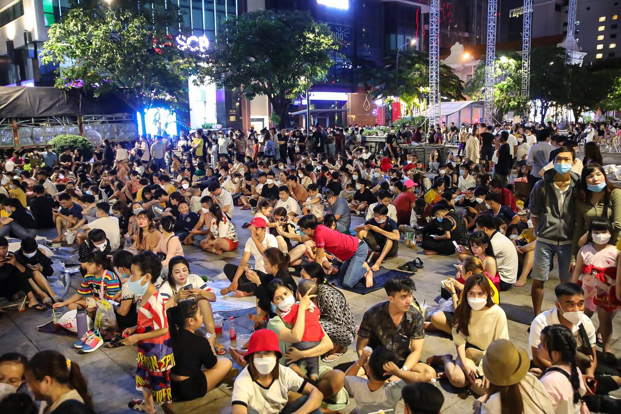 Không khí tối 30/4: Tất cả các điểm du lịch chỉ thấy dòng người ken đặc - Ảnh 6.