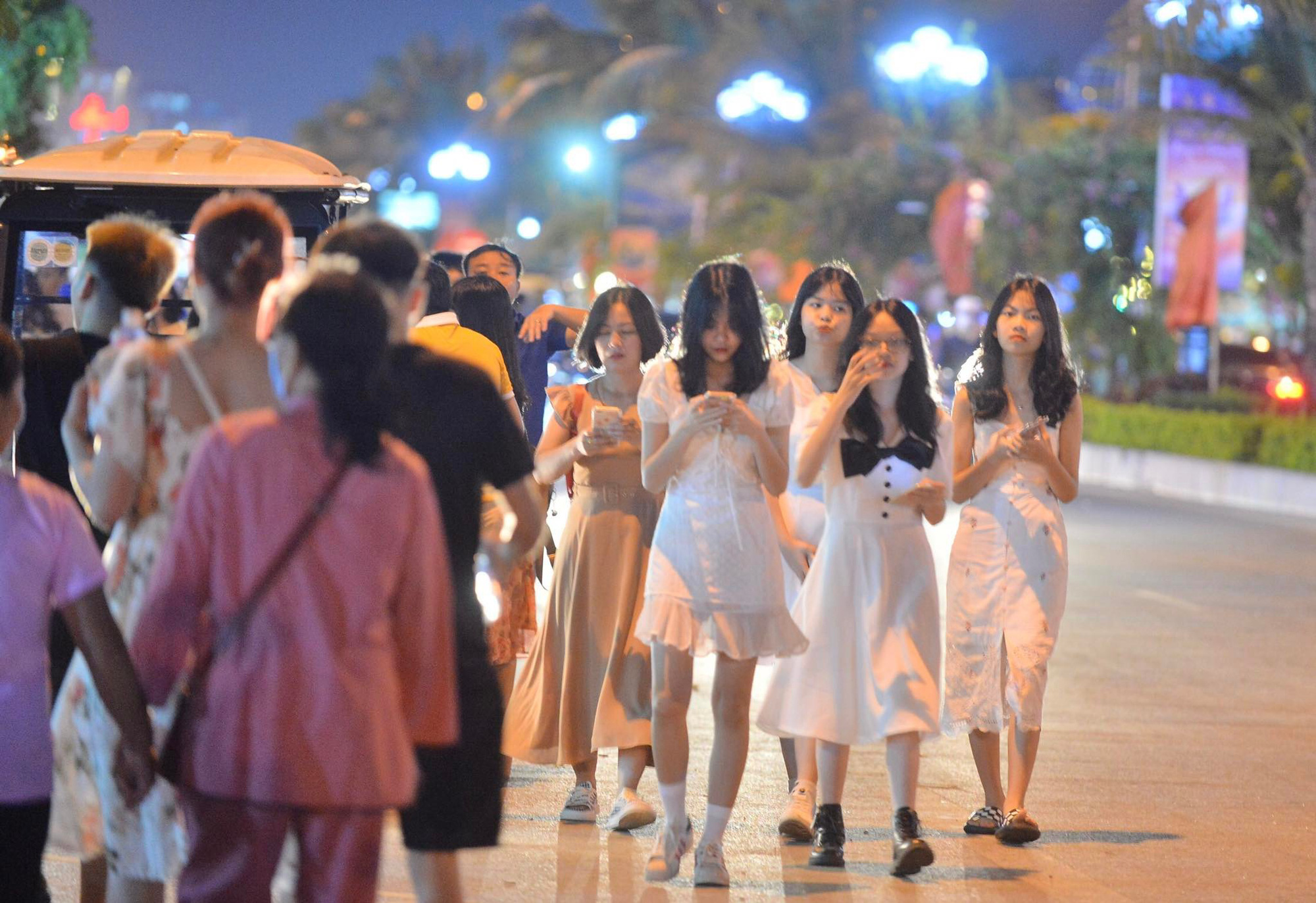 Không khí tối 30/4: Tất cả các điểm du lịch chỉ thấy dòng người ken đặc - Ảnh 7.