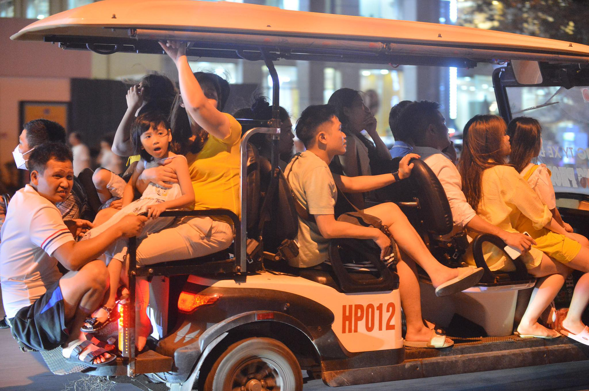 Không khí tối 30/4: Tất cả các điểm du lịch chỉ thấy dòng người ken đặc - Ảnh 6.