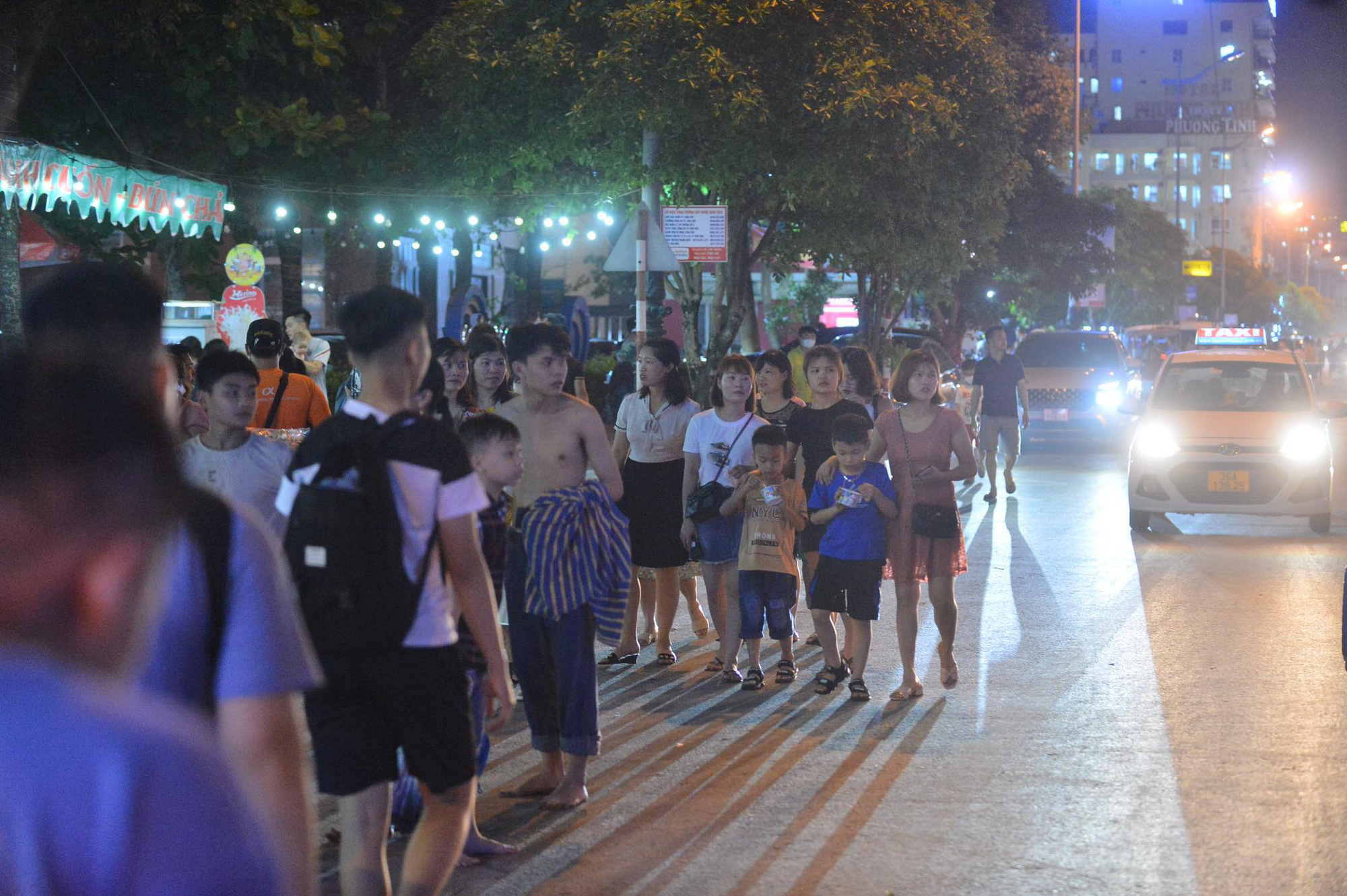Không khí tối 30/4: Tất cả các điểm du lịch chỉ thấy dòng người ken đặc - Ảnh 5.