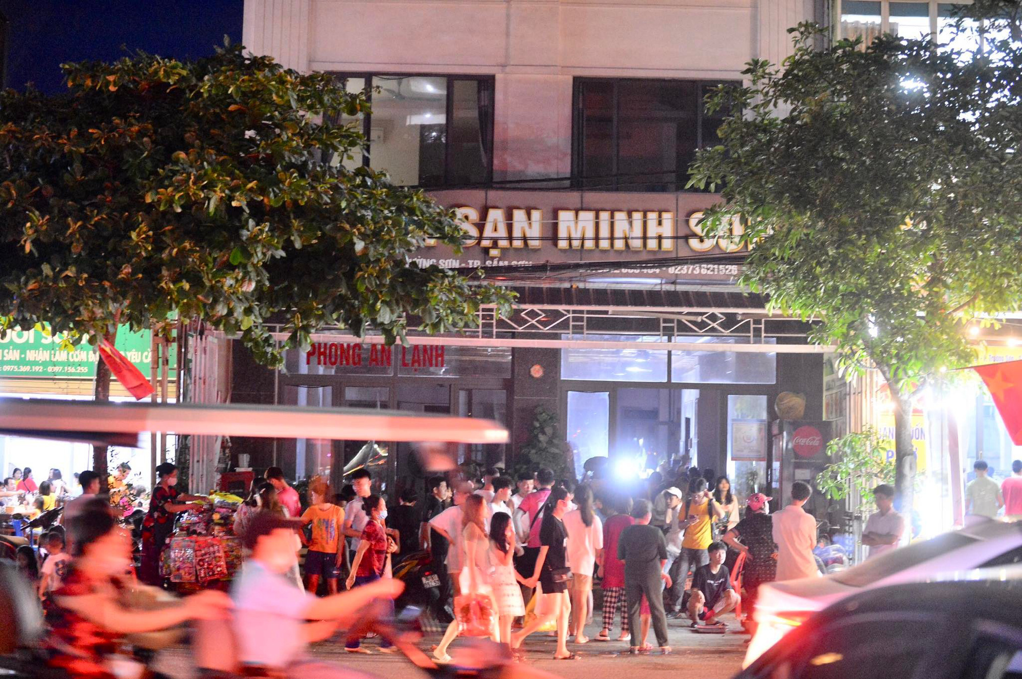 Không khí tối 30/4: Tất cả các điểm du lịch chỉ thấy dòng người ken đặc - Ảnh 3.