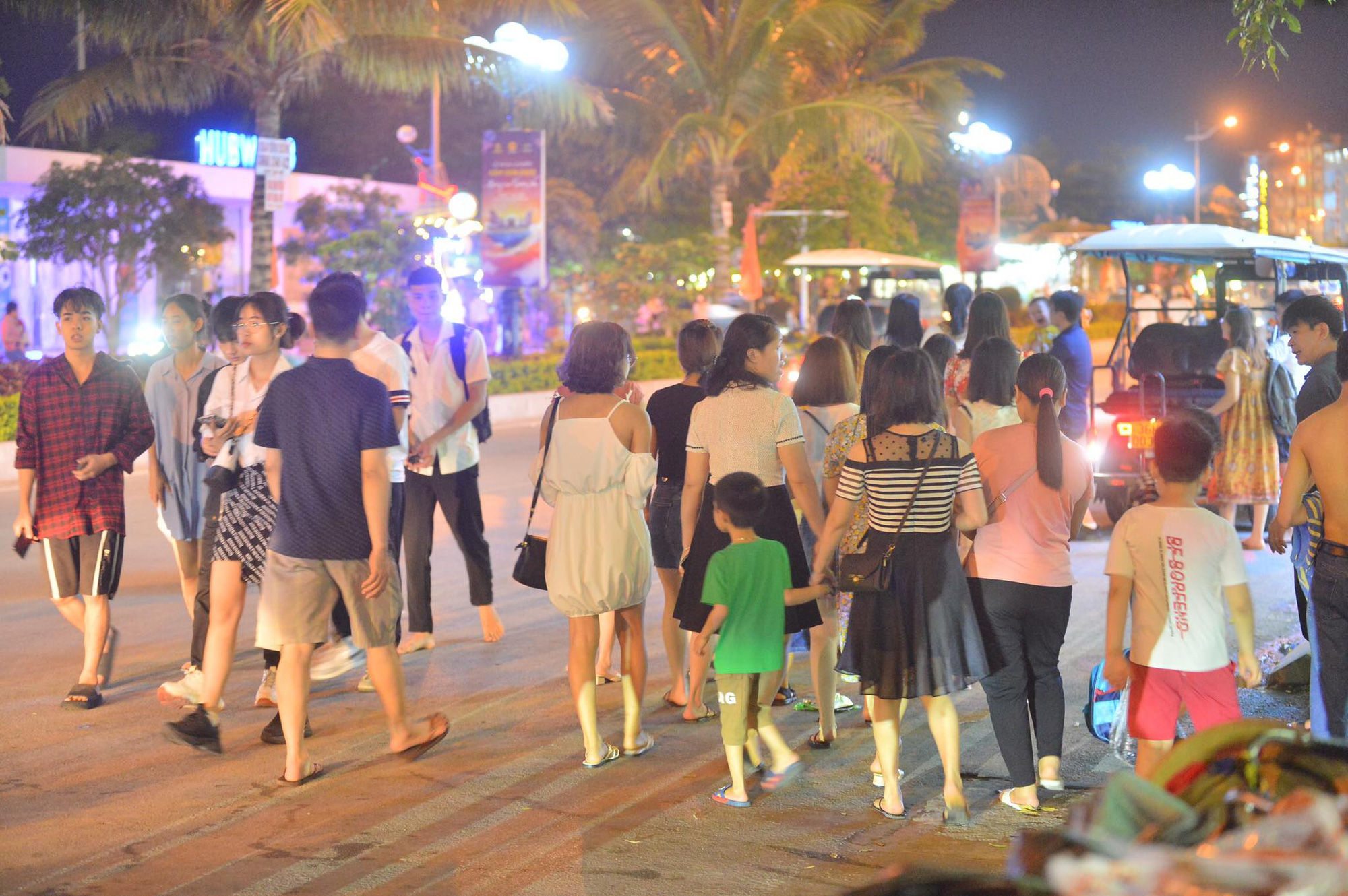 Không khí tối 30/4: Tất cả các điểm du lịch chỉ thấy dòng người ken đặc - Ảnh 2.