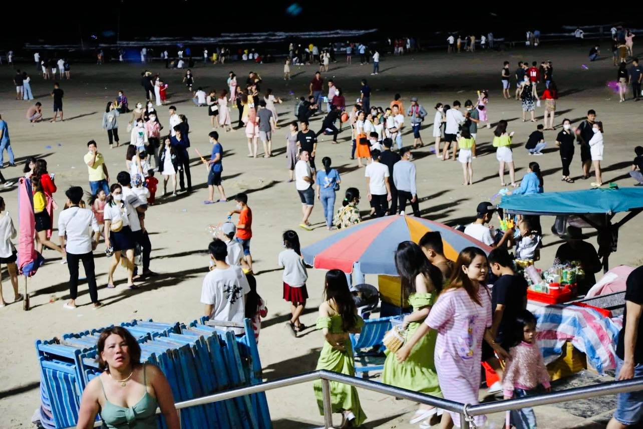 Không khí tối 30/4: Tất cả các điểm du lịch chỉ thấy dòng người ken đặc - Ảnh 17.