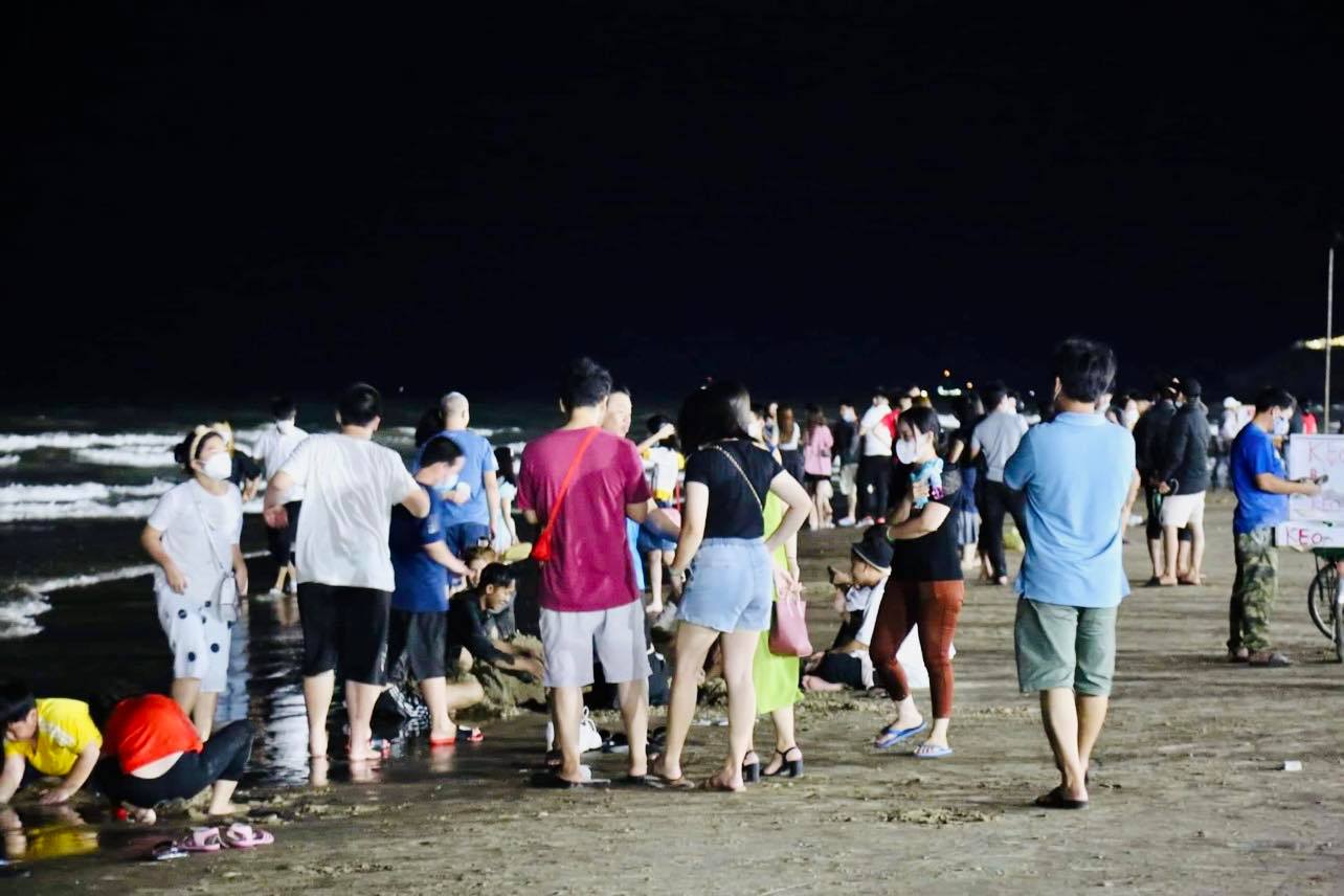 Không khí tối 30/4: Tất cả các điểm du lịch chỉ thấy dòng người ken đặc - Ảnh 13.