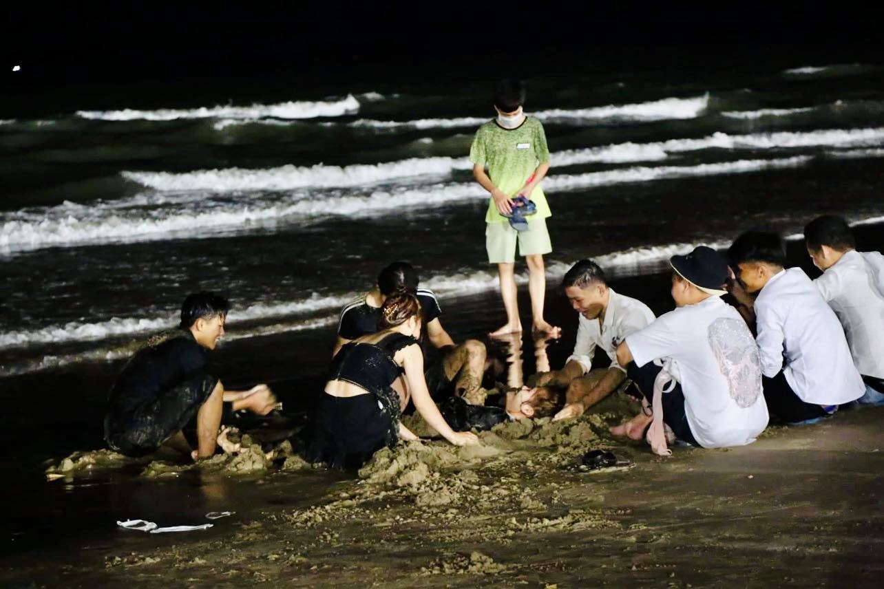 Không khí tối 30/4: Tất cả các điểm du lịch chỉ thấy dòng người ken đặc - Ảnh 11.