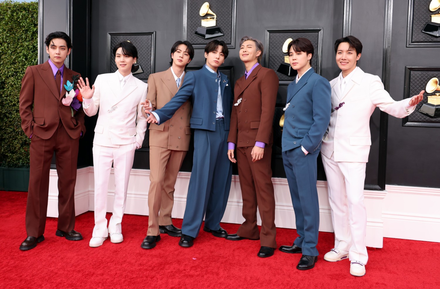 Siêu thảm đỏ Grammy 2022: Lady Gaga - Doja Cat chặt chém BTS, vợ chồng Justin Bieber như quấn chăn bên quân đoàn sao lên đồ quá dị - Ảnh 5.