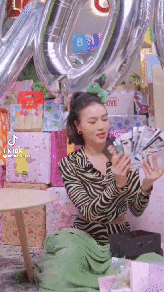Lan Ngọc khui quà sinh nhật PHẦN 3  Cám Con quá thương tuiii quá  YouTube