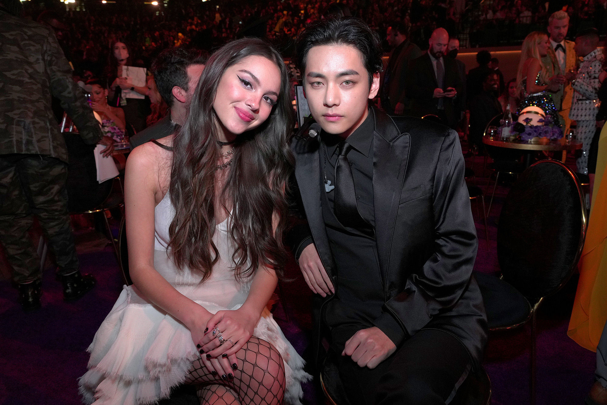 V (BTS) is definitely the strongest male god at the Grammy 2022: Stop kissing Lady Gaga on the cheek, and whispering to 19-year-old beauty Olivia Rodrigo - Photo 9.