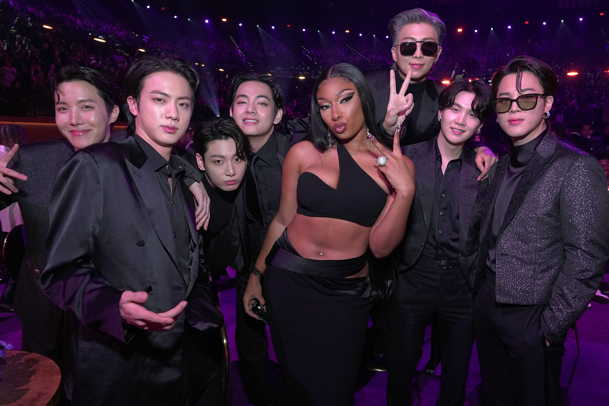 V (BTS) is definitely the strongest male god at the Grammy 2022: Stop kissing Lady Gaga on the cheek, and whispering to 19-year-old beauty Olivia Rodrigo - Photo 10.