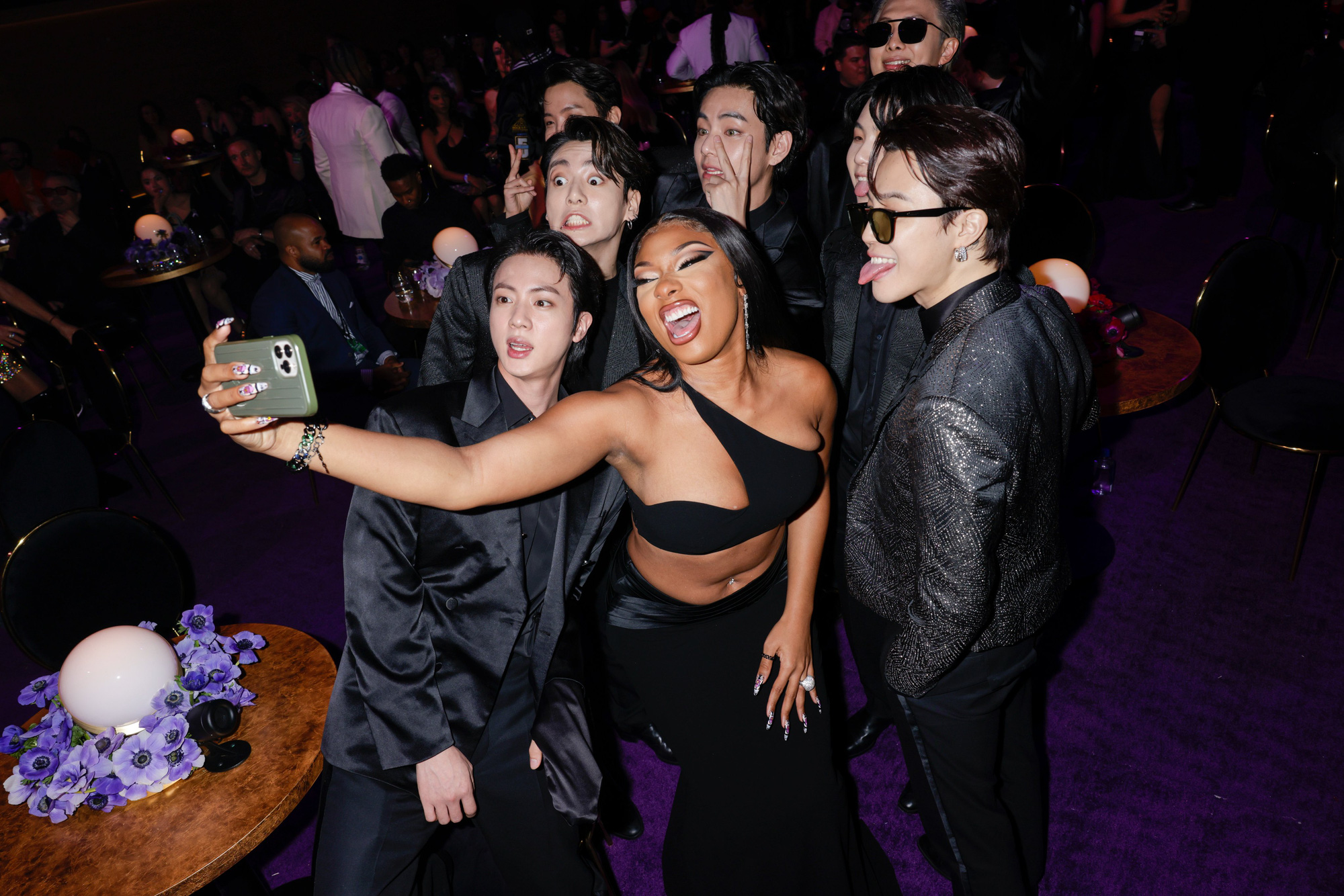 V (BTS) is definitely the strongest male god at the Grammy 2022: Stop kissing Lady Gaga on the cheek, and whispering to 19-year-old beauty Olivia Rodrigo - Photo 11.