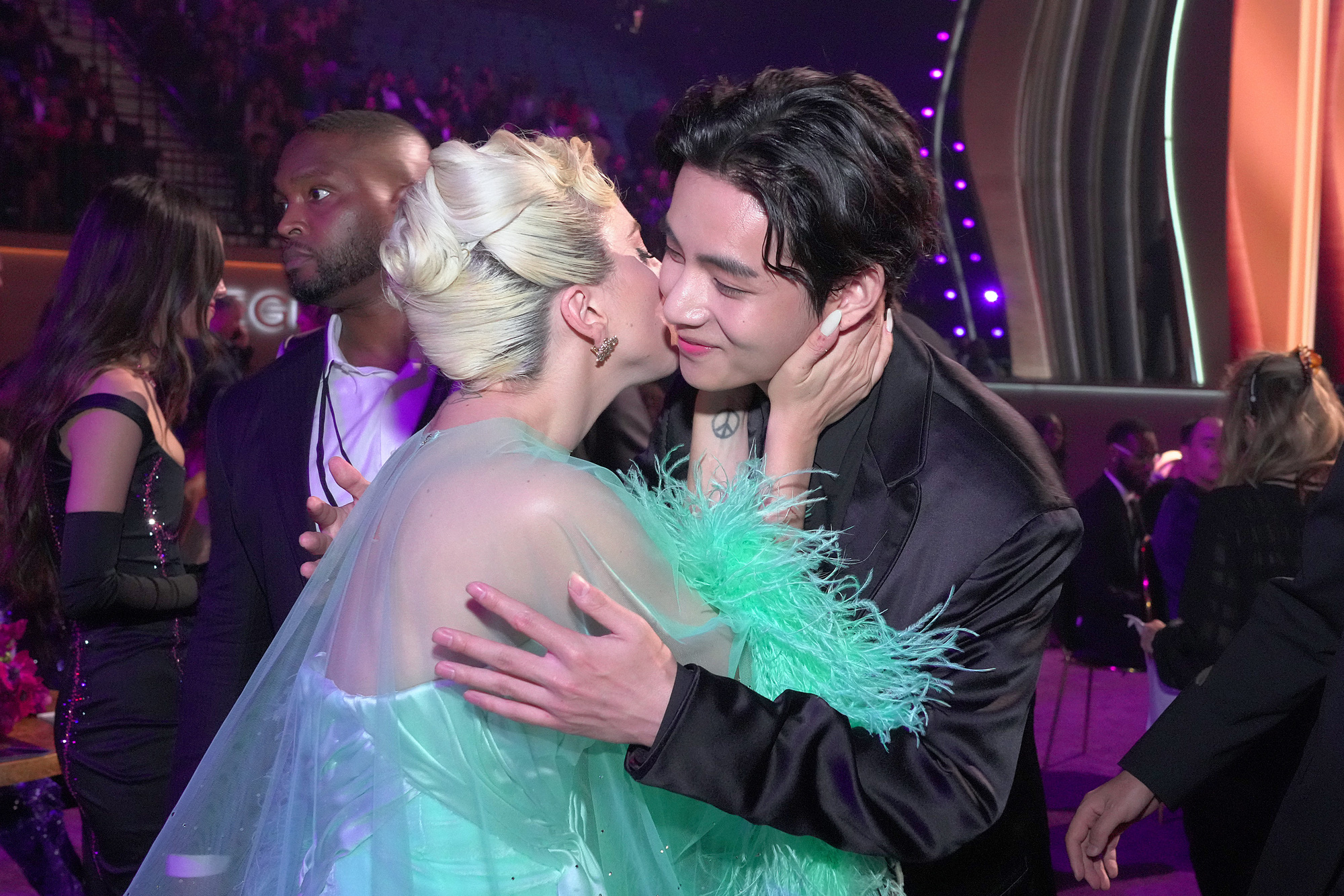 V (BTS) is indeed the strongest male god at the Grammy 2022: Stop kissing Lady Gaga on the cheek, and whispering to 19-year-old beauty Olivia Rodrigo - Photo 4. V (BTS) is indeed the strongest male god at the Grammy 2022: Stop kissing Lady Gaga on the cheek, and whispering to 19-year-old beauty Olivia Rodrigo - Photo 4.
