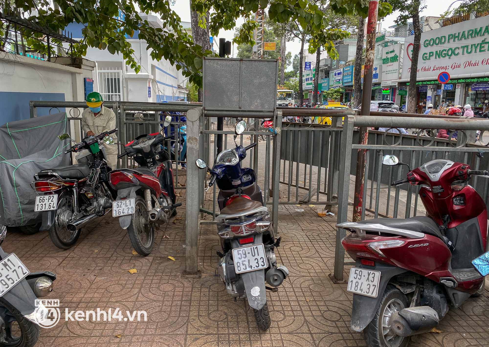 Vỉa hè được rào chắn để dành cho người đi bộ nhưng bị chiếm dụng thành bãi giữ xe ở BV Chợ Rẫy - Ảnh 6.