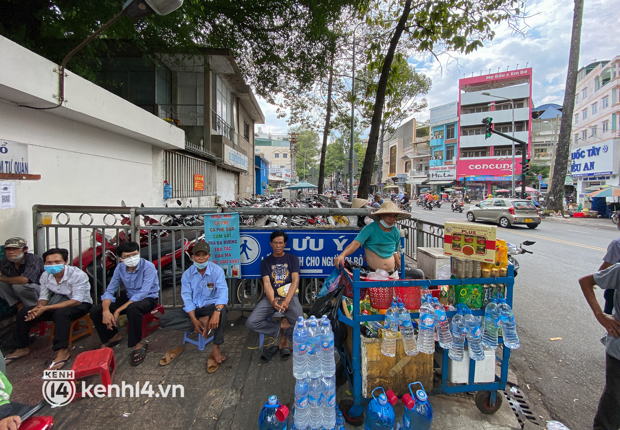 Vỉa hè được rào chắn để dành cho người đi bộ nhưng bị chiếm dụng thành bãi giữ xe ở BV Chợ Rẫy - Ảnh 3.