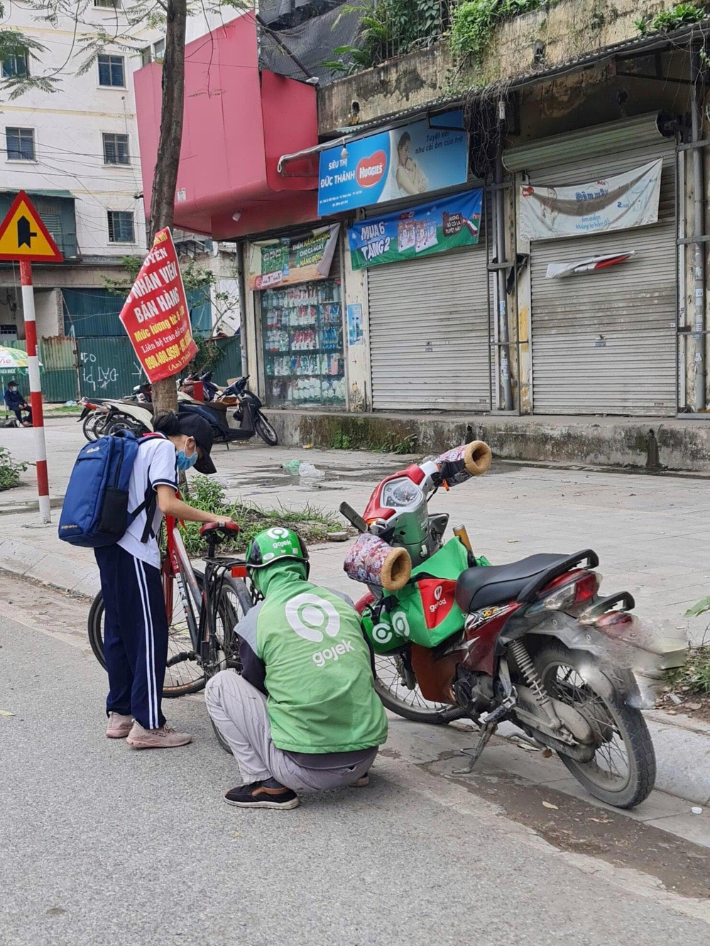 The action of the shipper on the streets of Hanoi made passersby quickly take pictures and share - Photo 1. The action of the shipper on the streets of Hanoi made passersby quickly take pictures and share - Photo 1.