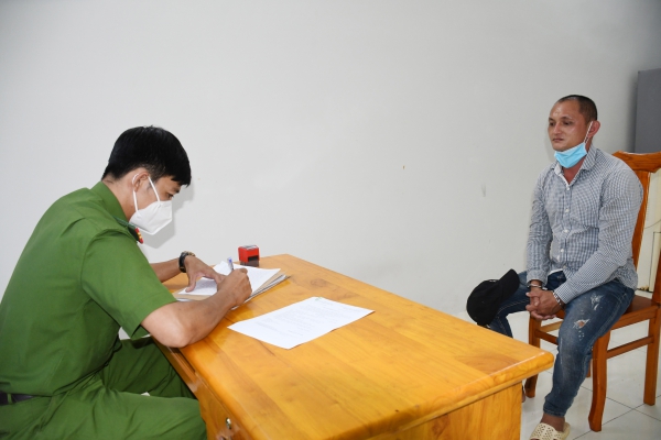 Xách giỏ gà đi ngang qua nhà chủ nợ, người đàn ông bị đâm tử vong - Ảnh 1.