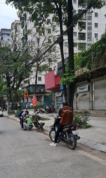 Hành động của anh shipper trên phố Hà Nội khiến người đi đường vội chụp ảnh rồi chia sẻ - Ảnh 3.