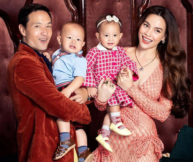 Leon - Lisa đốn tim người h&acirc;m mộ với biểu cảm tr&aacute;i ngược khi nh&igrave;n thấy bố mẹ sau nhiều ng&agrave;y xa c&aacute;ch - Ảnh 4.