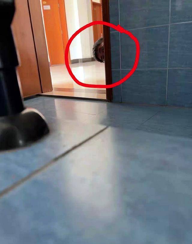 While going to the bathroom, she felt like she was secretly filmed, the female student took her phone to capture all the horror moments that shocked public opinion - Photo 1.