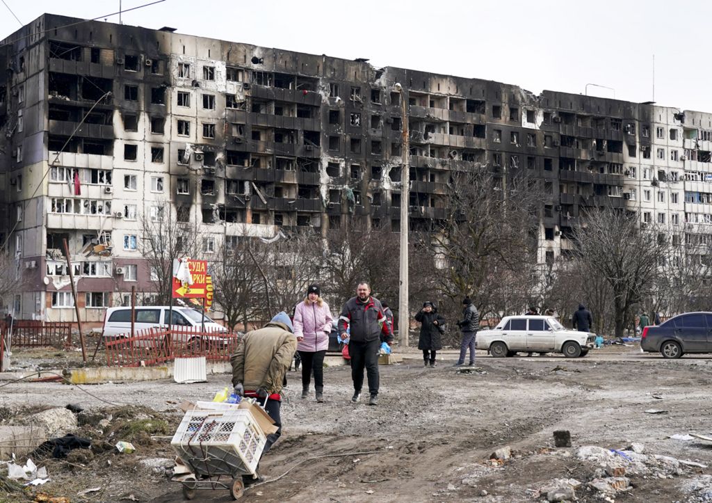 Đau thương chiến tranh: Hình ảnh tan hoang cho thấy cả một thành phố Ukraine gần như bị phá huỷ vì bom đạn, chỉ còn lại đống đổ nát - Ảnh 6.
