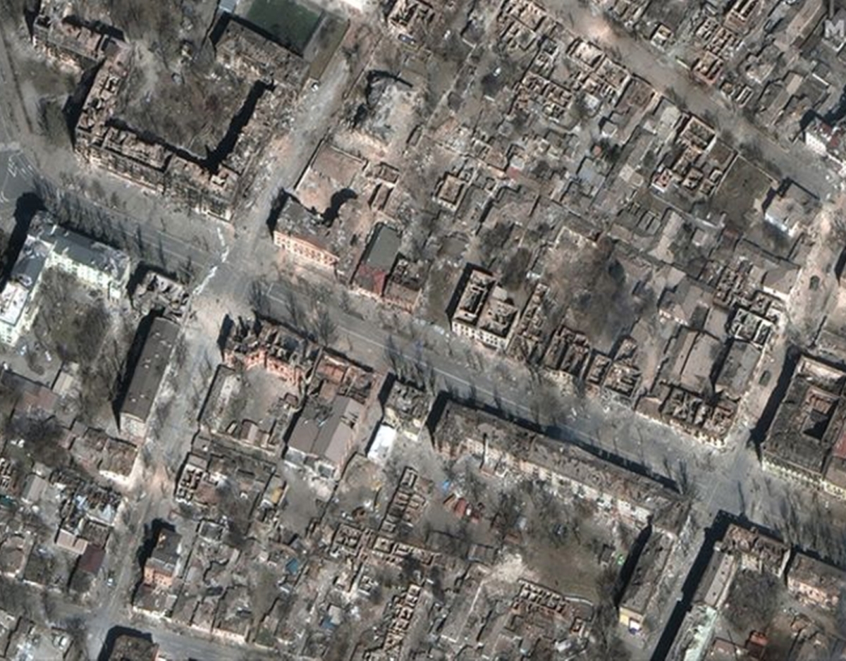 Đau thương chiến tranh: Hình ảnh tan hoang cho thấy cả một thành phố Ukraine gần như bị phá huỷ vì bom đạn, chỉ còn lại đống đổ nát - Ảnh 2.