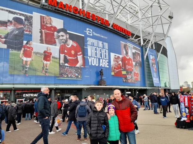 The father and son pair is super ugly, costing nearly 100 million dong for Ronaldo - Photo 2.