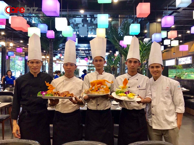 The kitchen magician revealed a hidden corner of his profession: From picking vegetables to earn 500 change each, he became the chef who built the recipe of a large Vietnamese restaurant chain - Photo 2.