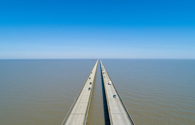 Experience on the longest highway bridge in the world: The driver who went half way was afraid of stiffening, the mother gave birth on the bridge because she couldn't go all the way - Photo 2.