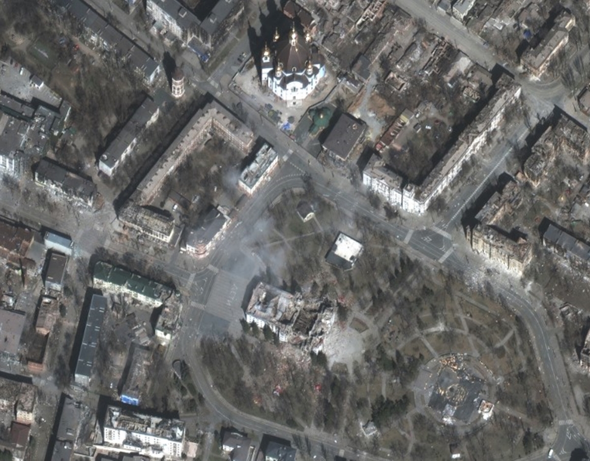 Đau thương chiến tranh: Hình ảnh tan hoang cho thấy cả một thành phố Ukraine gần như bị phá huỷ vì bom đạn, chỉ còn lại đống đổ nát - Ảnh 4.