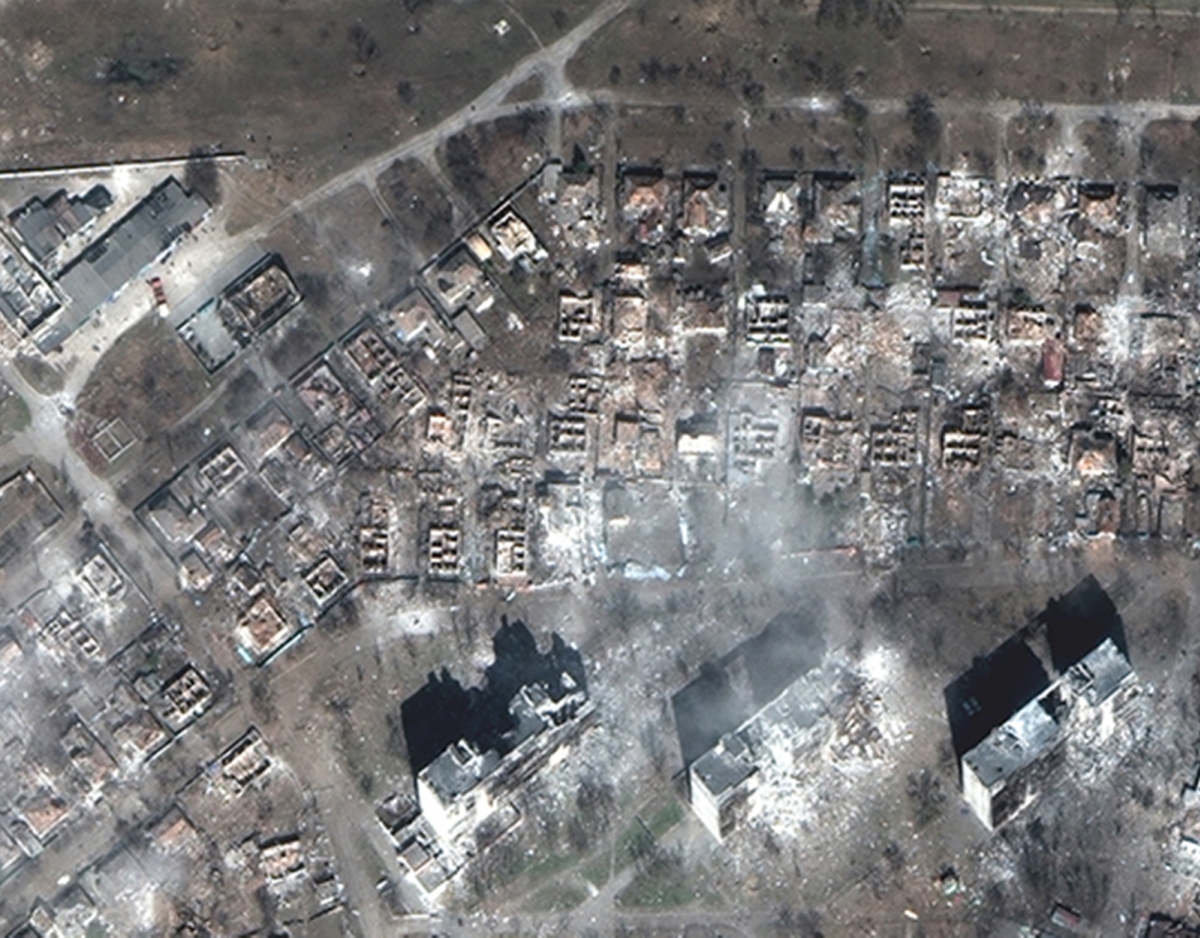 Đau thương chiến tranh: Hình ảnh tan hoang cho thấy cả một thành phố Ukraine gần như bị phá huỷ vì bom đạn, chỉ còn lại đống đổ nát - Ảnh 3.