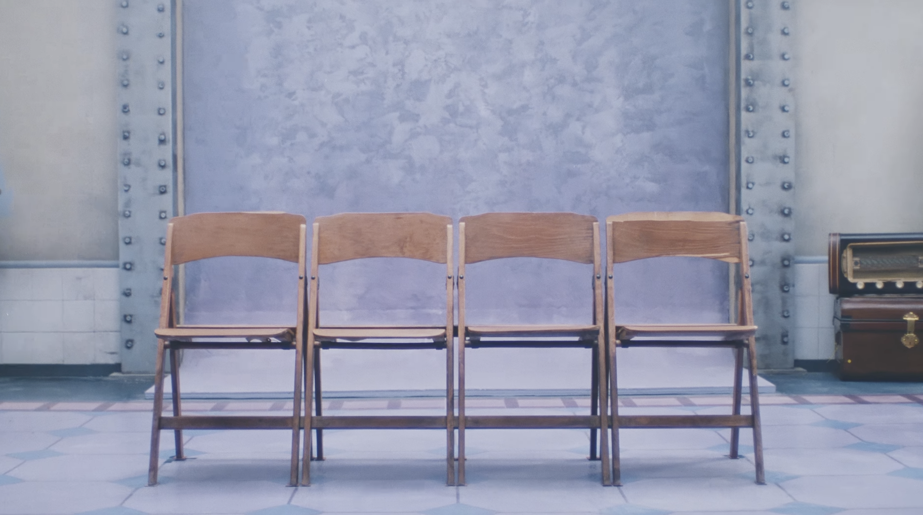 Ho Chi Pu, Daesung (BIGBANG) sits alone between 3 wooden chairs - Photo 5.