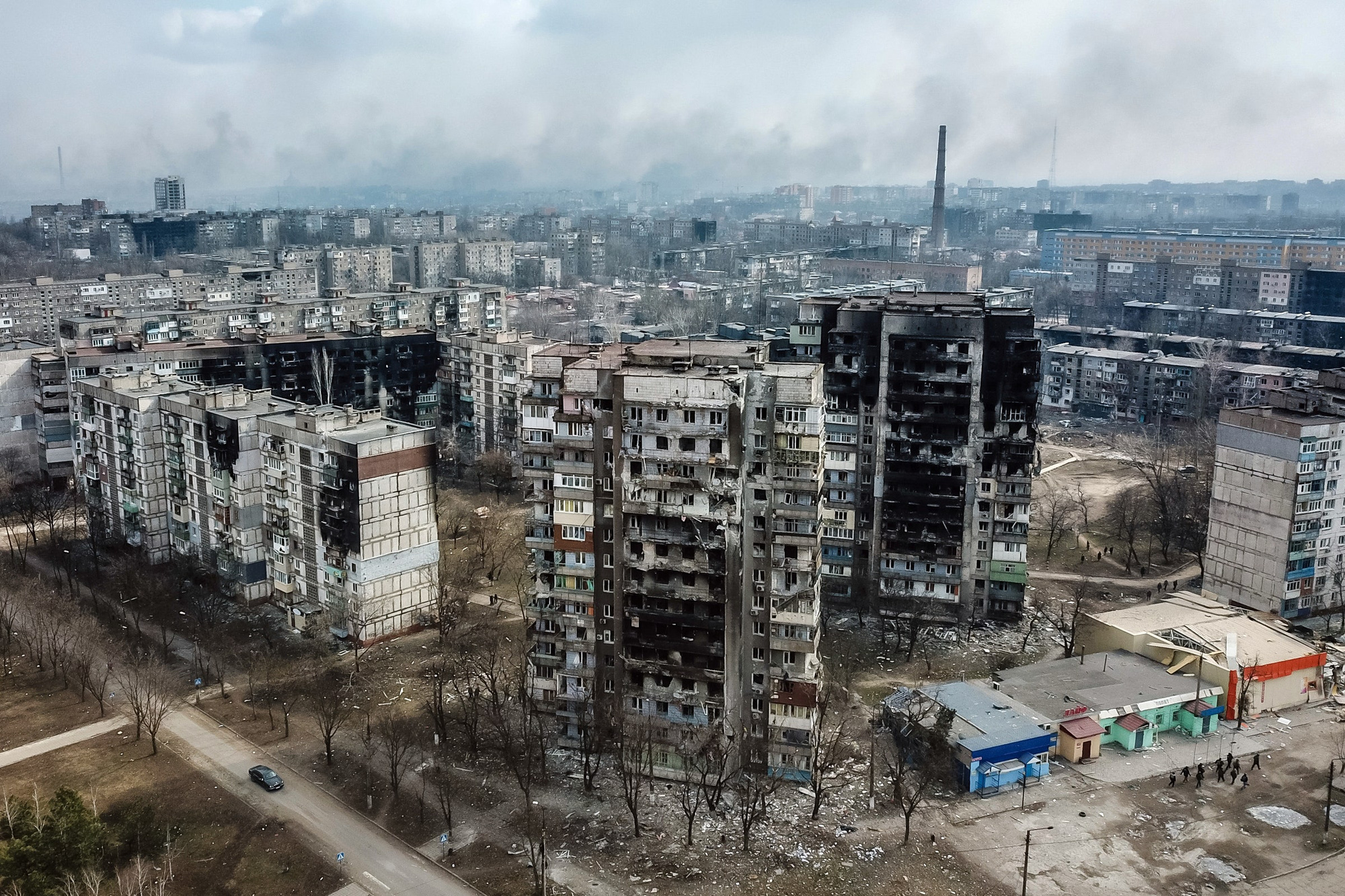 Đau thương chiến tranh: Hình ảnh tan hoang cho thấy cả một thành phố Ukraine gần như bị phá huỷ vì bom đạn, chỉ còn lại đống đổ nát - Ảnh 5.