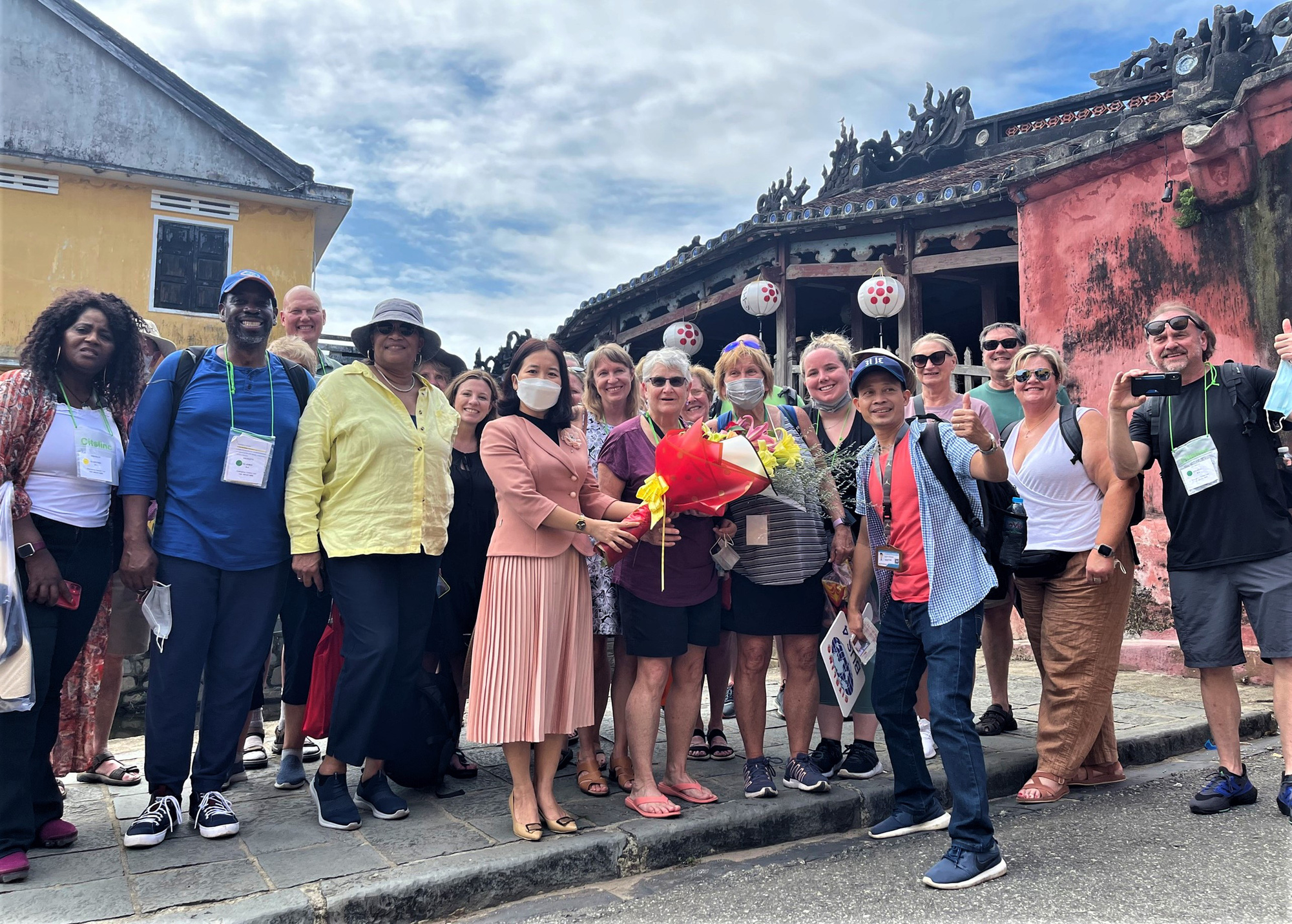 A delegation of more than 100 American tourists visited Hoi An after a 2-year hiatus because of Covid-19 - Photo 1. A delegation of more than 100 American tourists visited Hoi An after a 2-year hiatus because of Covid-19 - Photo 1.
