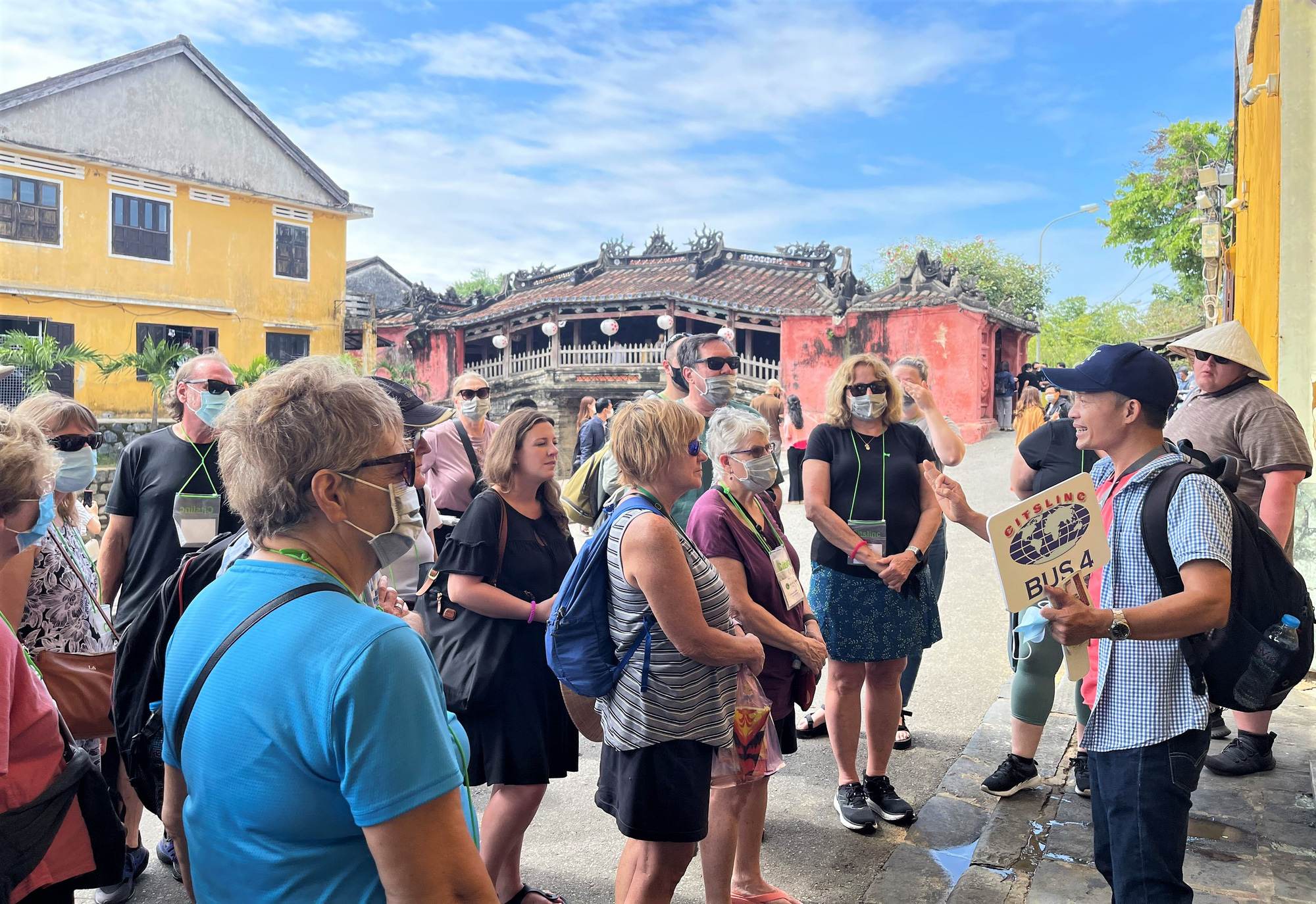 A delegation of more than 100 American tourists visited Hoi An after a 2-year hiatus because of Covid-19 - Photo 2. A delegation of more than 100 American tourists visited Hoi An after a 2-year hiatus because of Covid-19 - Photo 2.