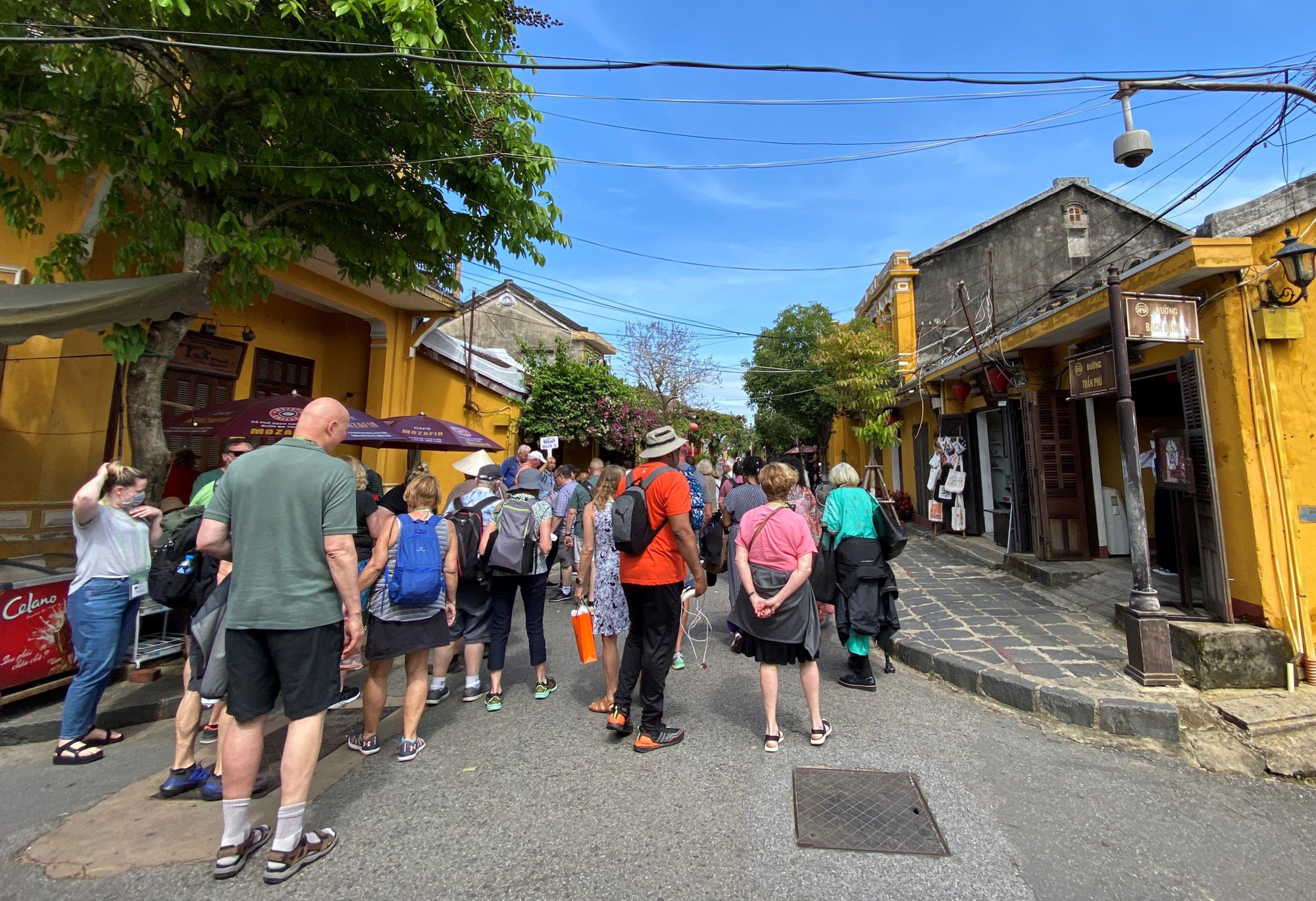 A delegation of more than 100 American tourists visited Hoi An after a 2-year hiatus because of Covid-19 - Photo 5. A delegation of more than 100 American tourists visited Hoi An after a 2-year hiatus because of Covid-19 - Photo 5.