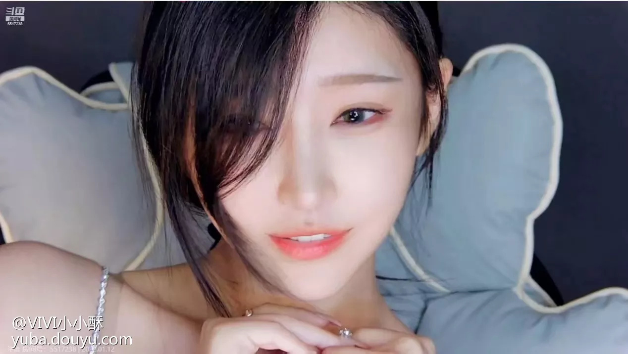 After showing off sensitive clothes bought on the dark web, the beautiful female streamer also openly invited guests on the live broadcast - Photo 1. After showing off sensitive clothes bought on the dark web, the beautiful female streamer also openly invited guests on the live broadcast - Photo 1.